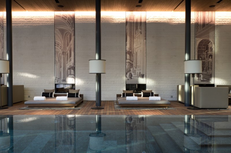 Indoor Pool Lounges &copy;The Chedi Andermatt