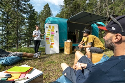 Office Caravan – Creative Outdoor Workspace - Foto Filip Zuan
