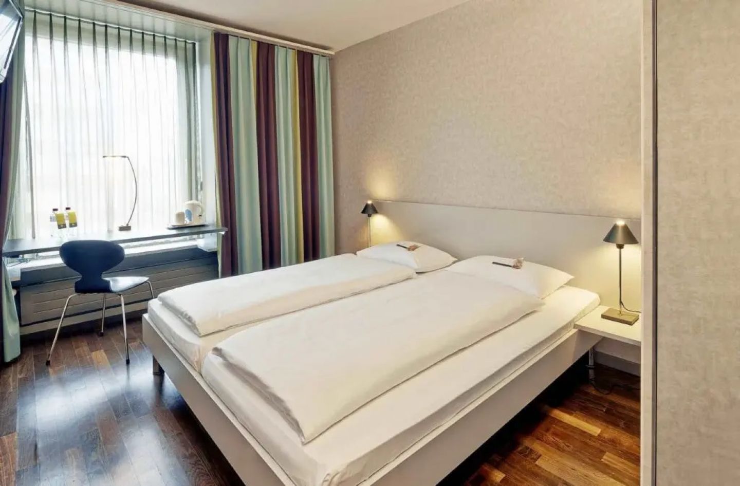 <p>Sorell Hotel Ador - Zimmer - MICE Service Group</p>
<p> </p>