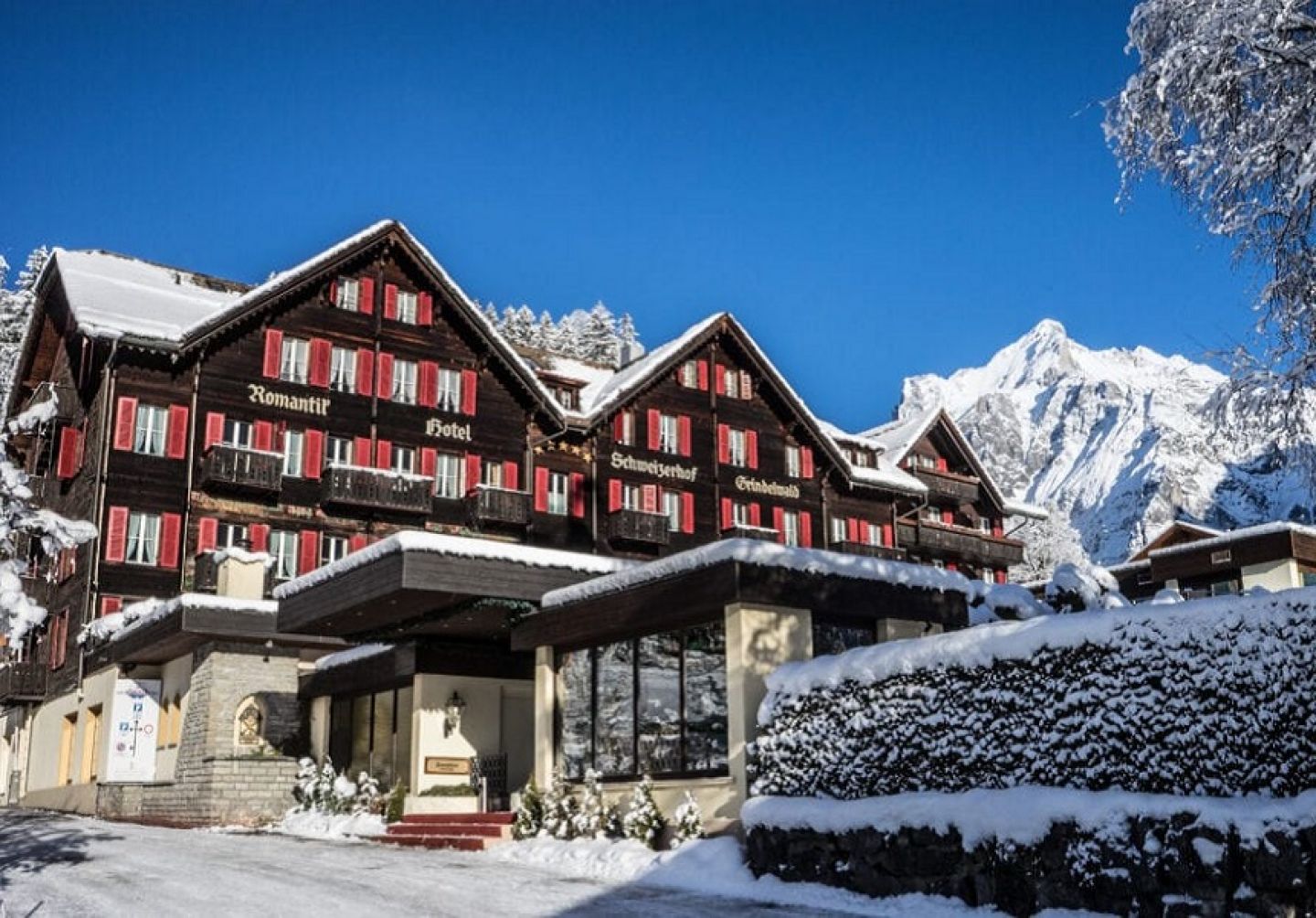 <p>Romantik Hotel Schweizerhof Grindelwald - Aussenansicht Winter - MICE Service Group</p>