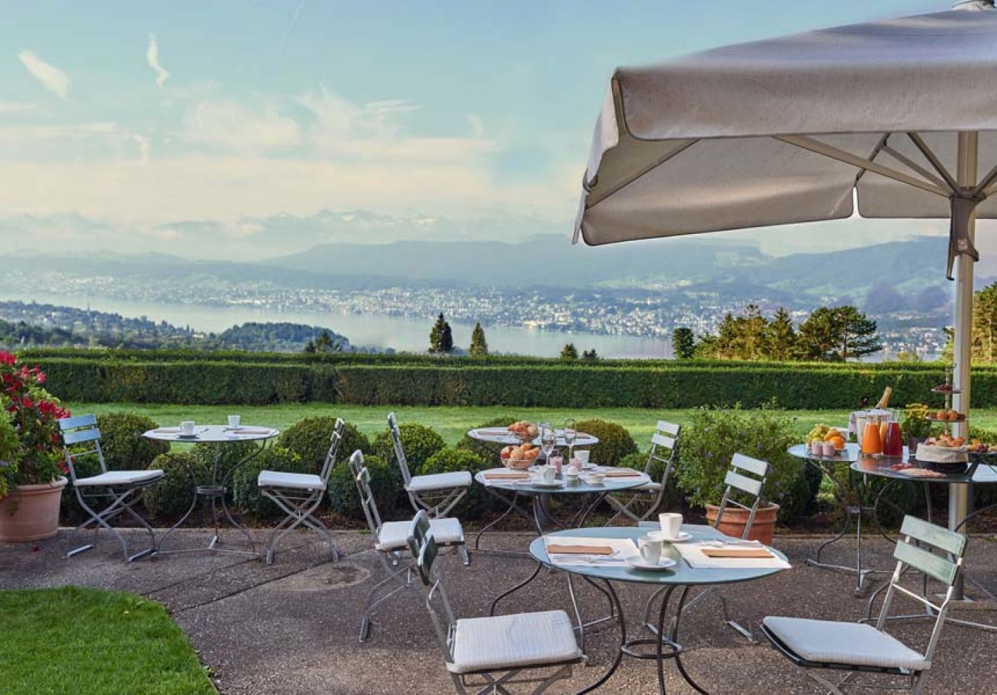 <p>Sorell Hotel Zürichberg - Terrasse mit Blick auf Zürichsee - MICE Service Group</p>